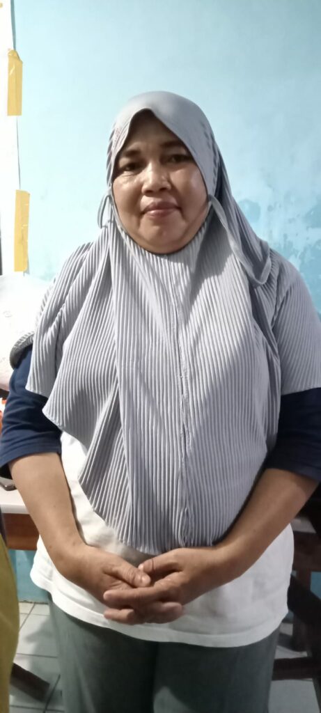 Farida, seorang wanita Indonesia, berpose di depan kamera.