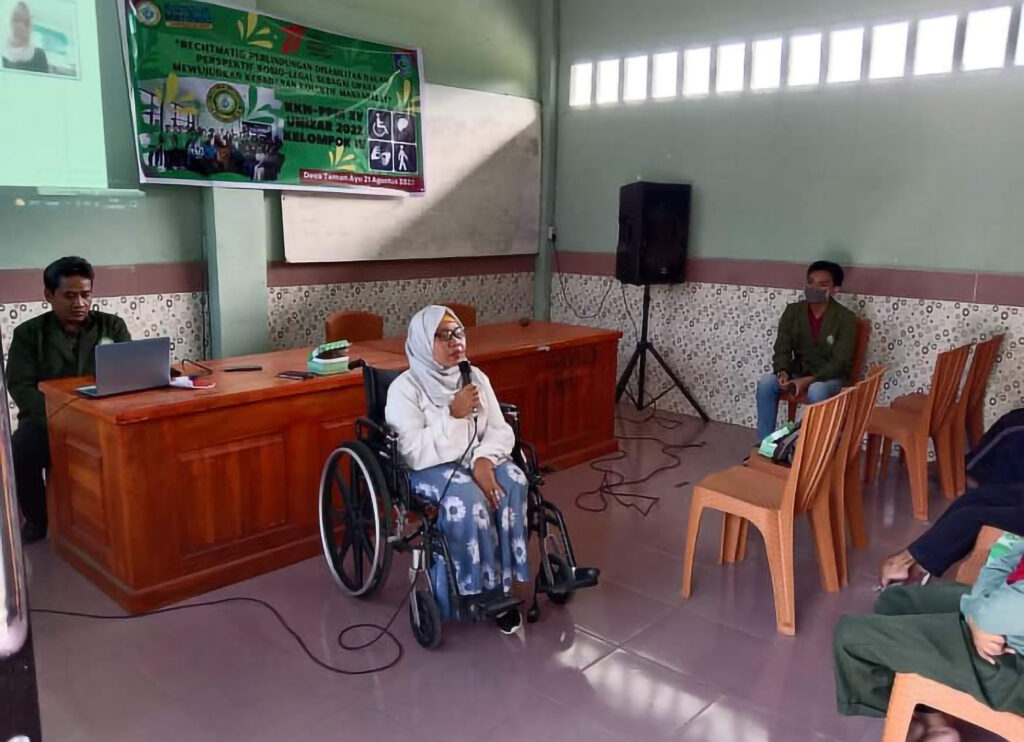 Sri Sukarni addresses the audience at a public meeting.