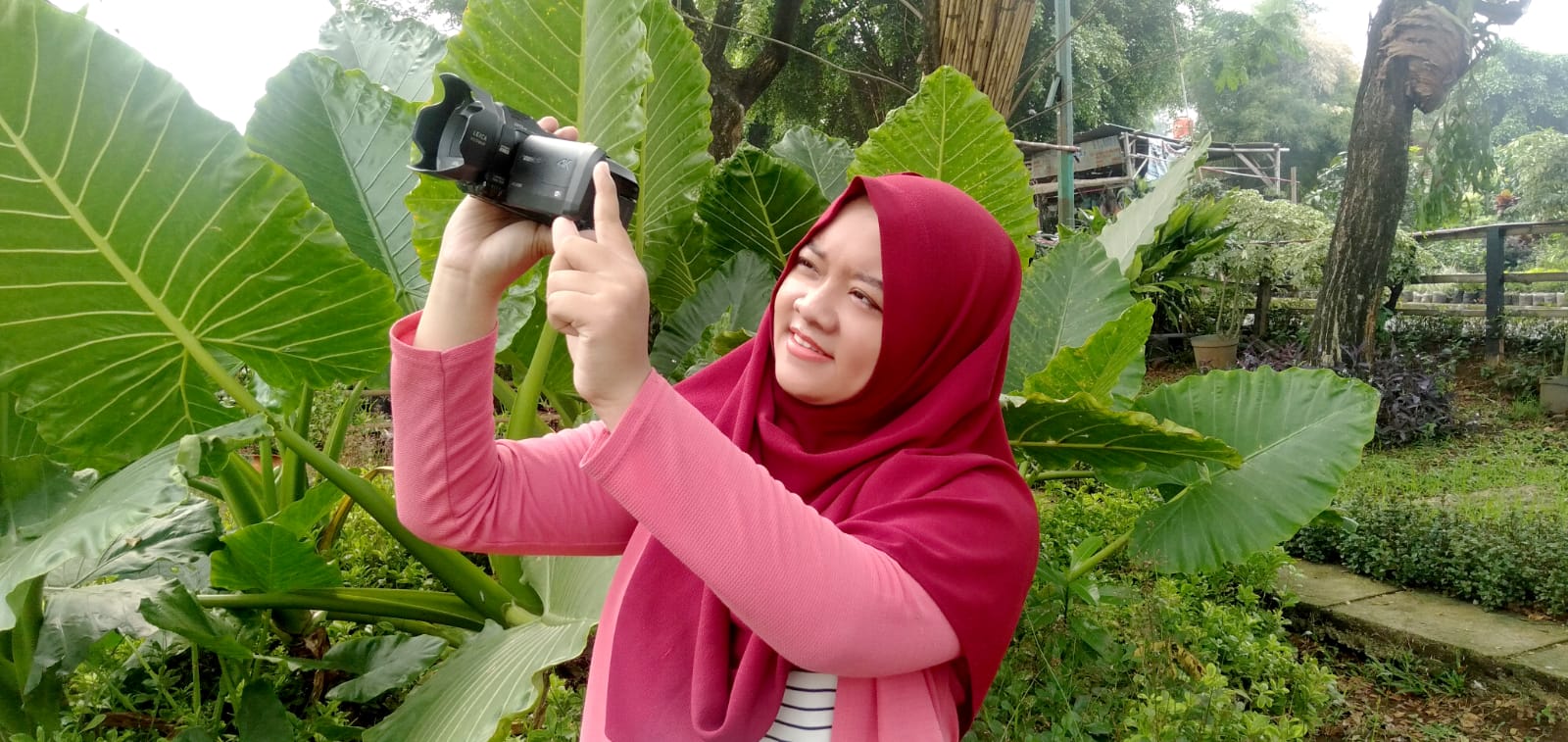 Kinanty Andini uses a video camera.