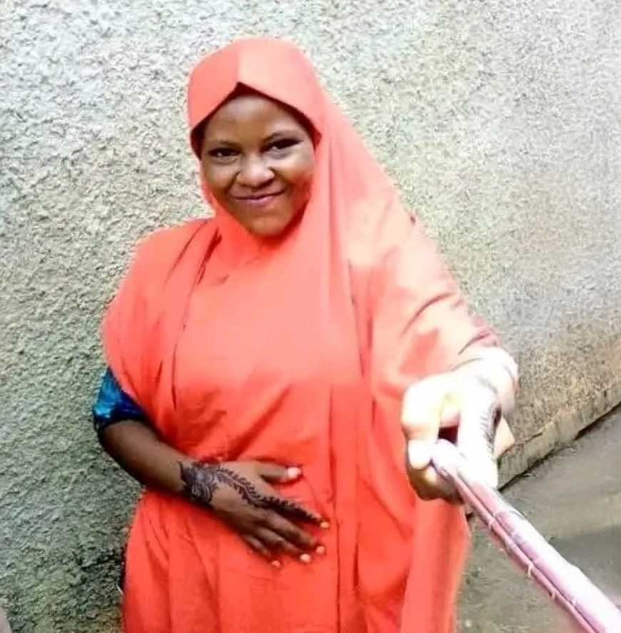 Zulaihatu Abdullahi takes a selfi.