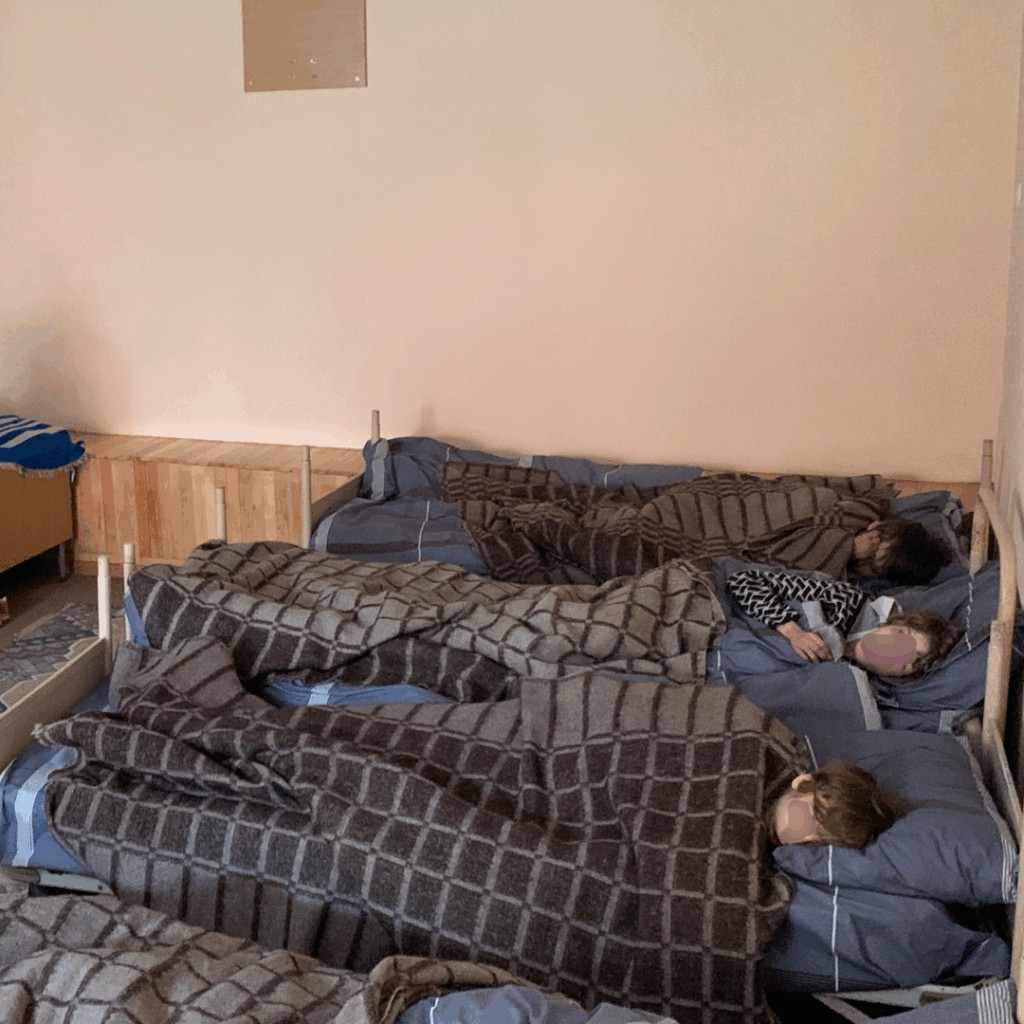 Children lined up in beds in a Ukrainian facility.