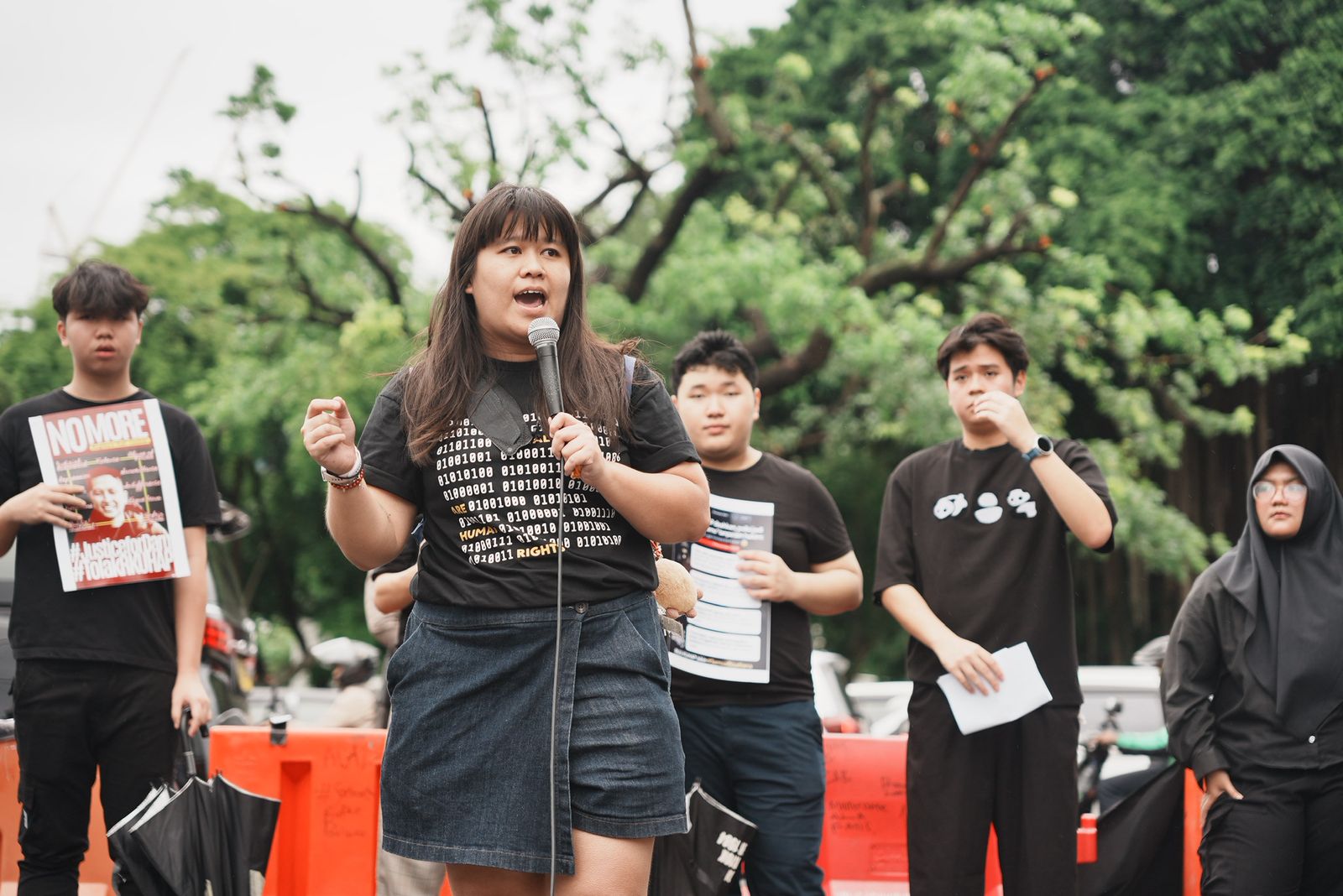 Nena Hutahaean speaks to a crowd of protestors.